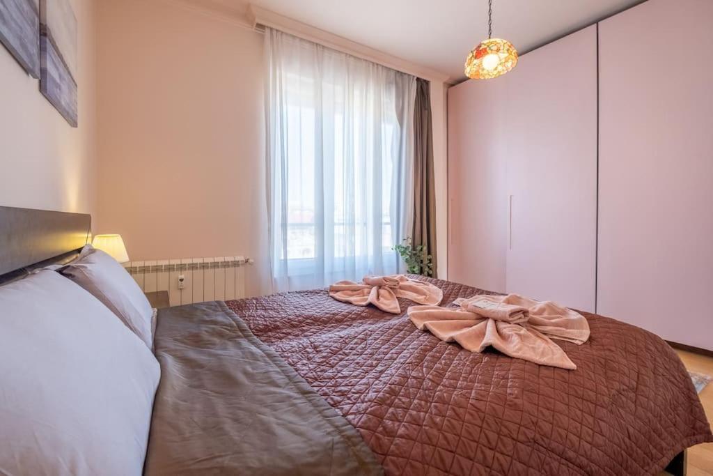 Aristocratic Place, Location *