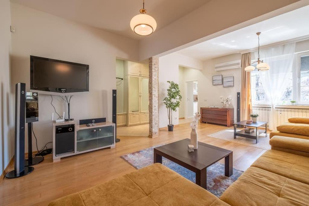 Aristocratic Place, Location Appartement *