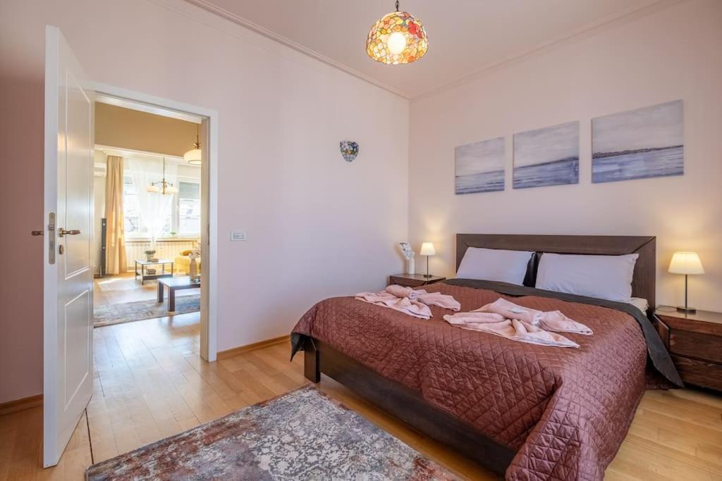Aristocratic Place, Location *